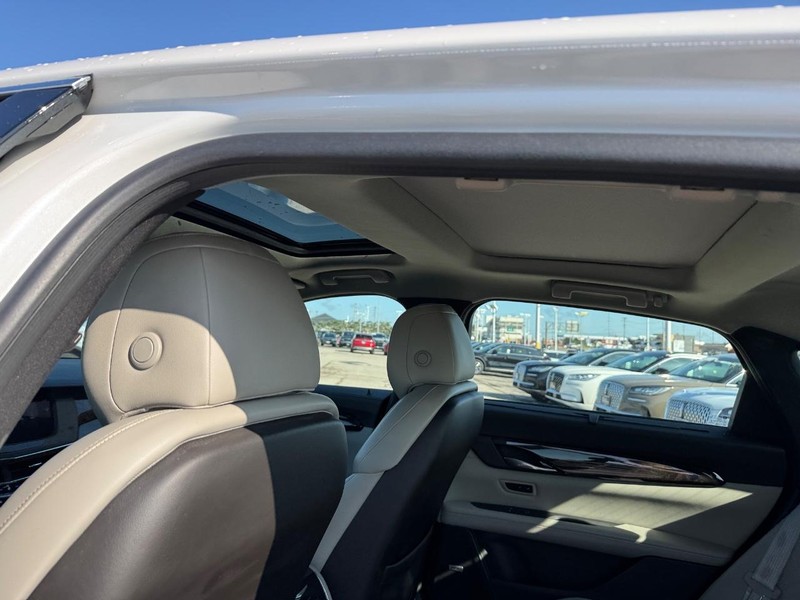 Cadillac CT6 Vehicle Full-screen Gallery Image 12