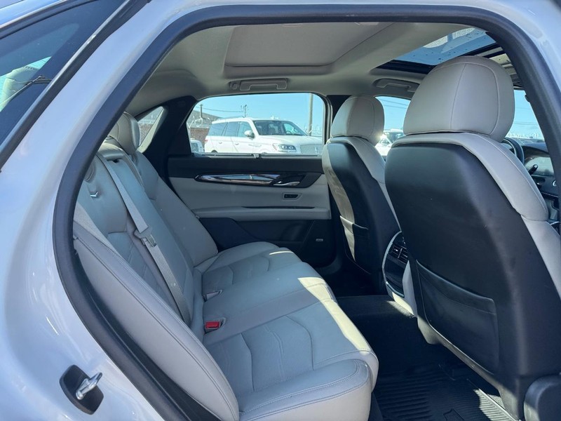 Cadillac CT6 Vehicle Full-screen Gallery Image 13