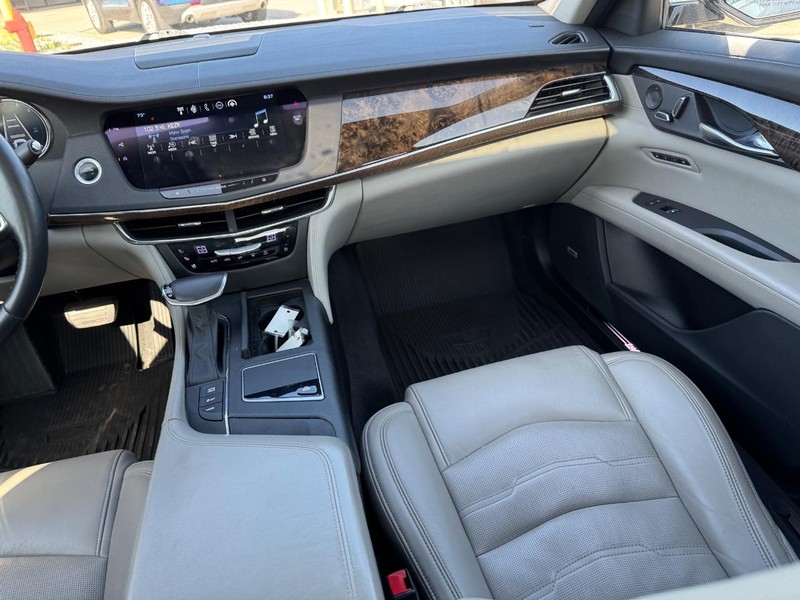 Cadillac CT6 Vehicle Full-screen Gallery Image 16