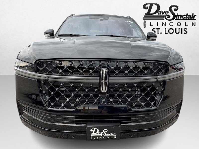 Lincoln Navigator L Vehicle Full-screen Gallery Image 02