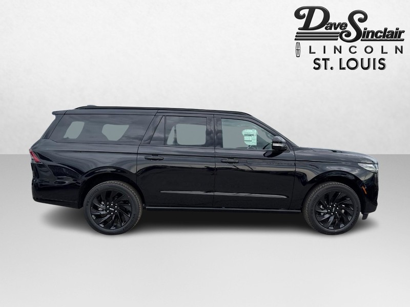 Lincoln Navigator L Vehicle Full-screen Gallery Image 04