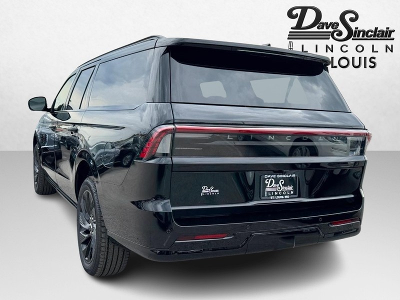 Lincoln Navigator L Vehicle Full-screen Gallery Image 07