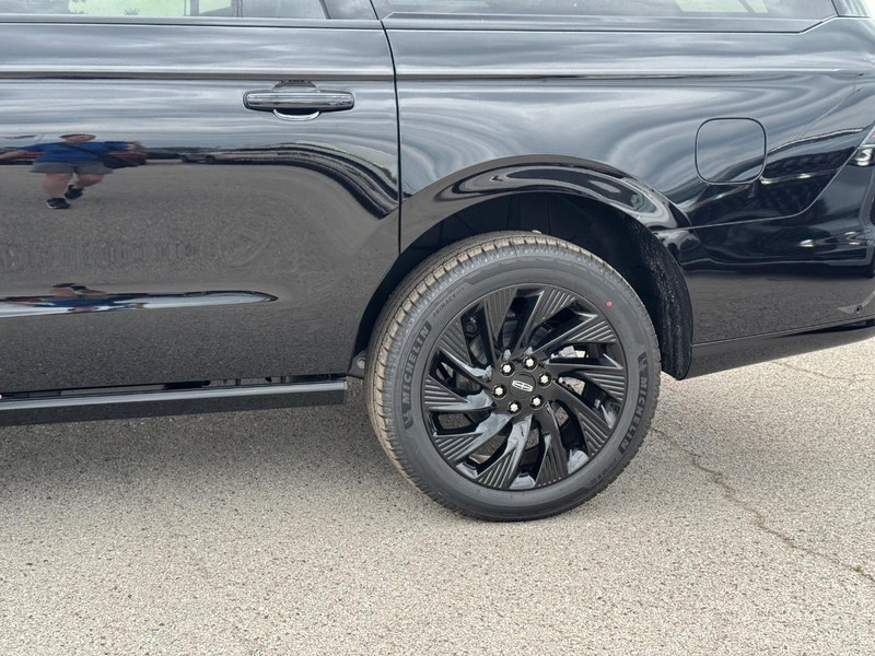 Lincoln Navigator L Vehicle Full-screen Gallery Image 10