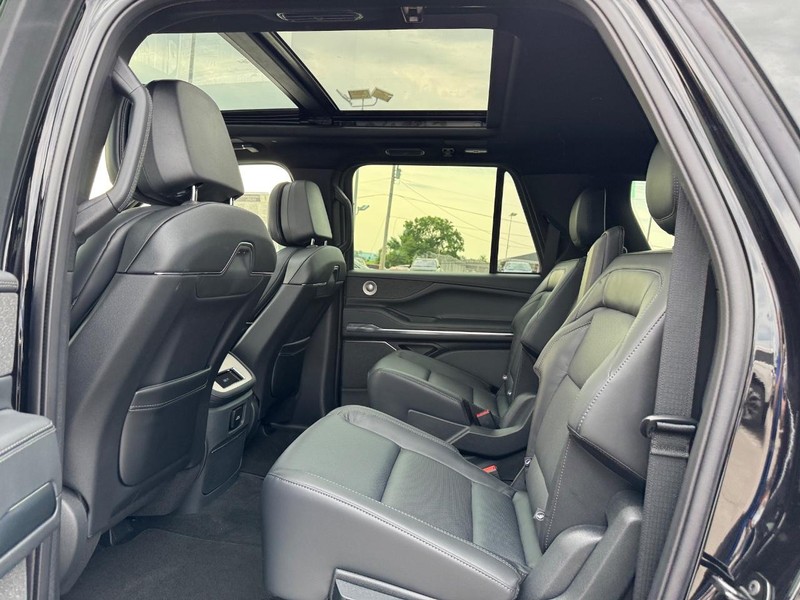 Lincoln Navigator L Vehicle Full-screen Gallery Image 11