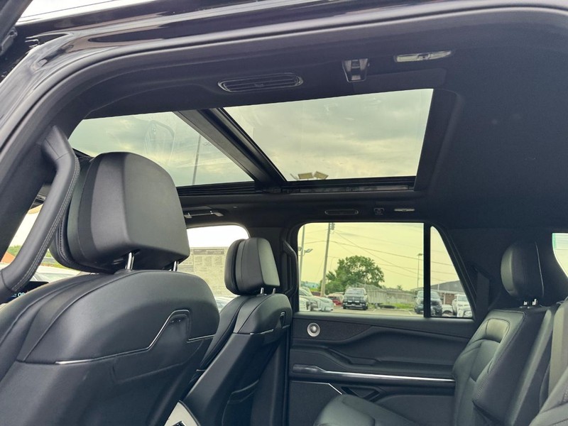 Lincoln Navigator L Vehicle Full-screen Gallery Image 12