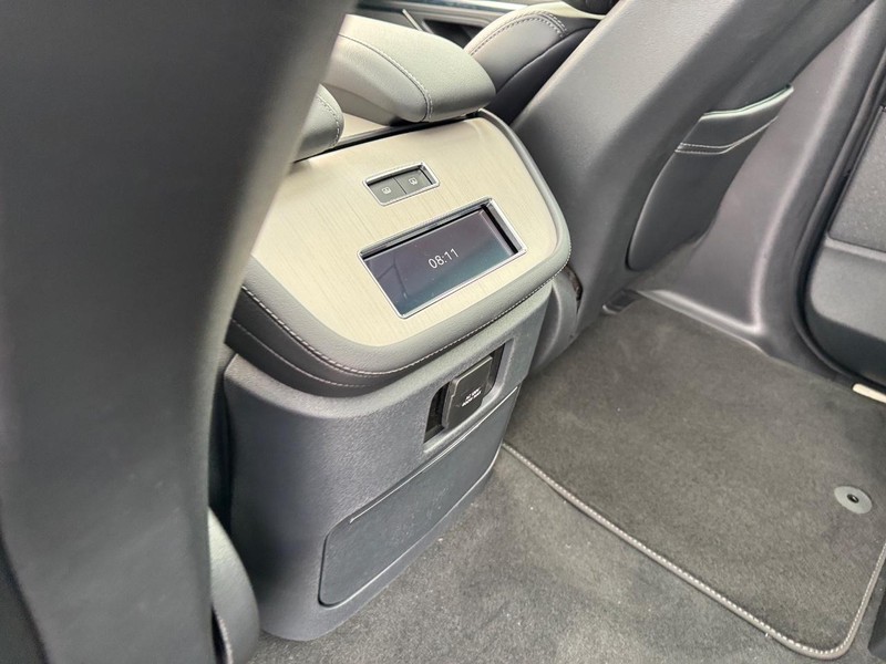 Lincoln Navigator L Vehicle Full-screen Gallery Image 13