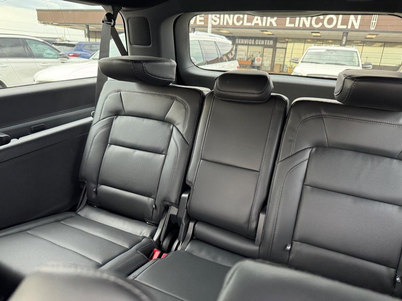 Lincoln Navigator L Vehicle Full-screen Gallery Image 14