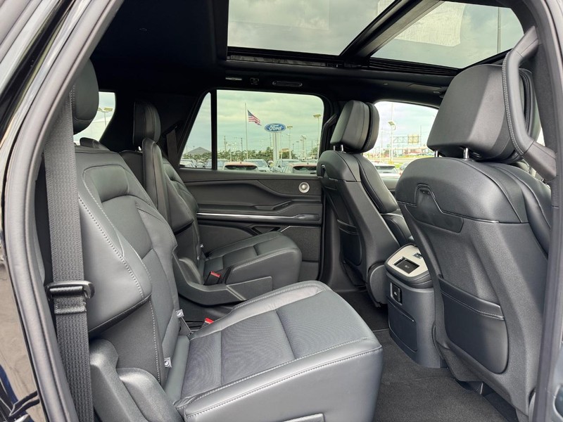 Lincoln Navigator L Vehicle Full-screen Gallery Image 15