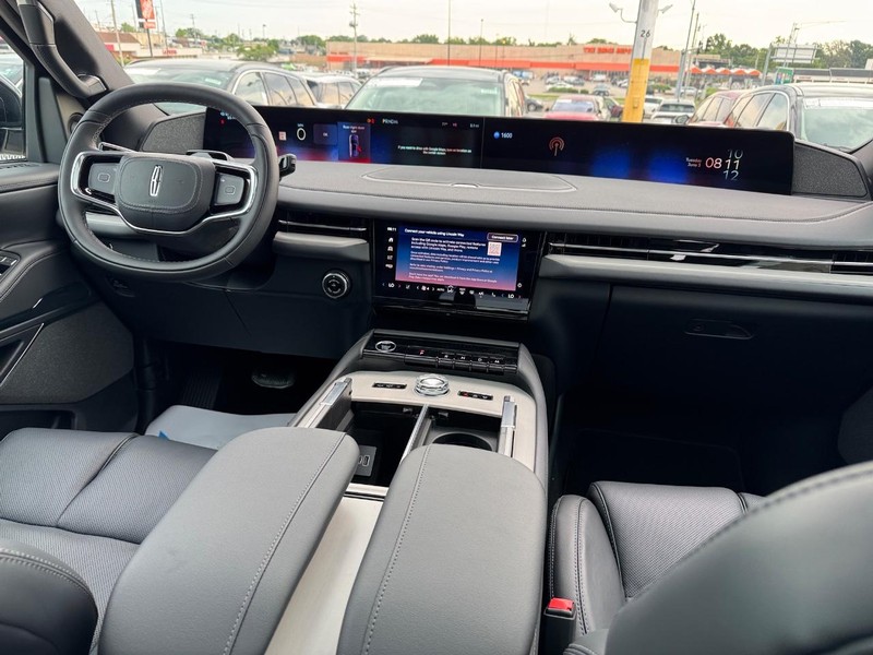 Lincoln Navigator L Vehicle Full-screen Gallery Image 16