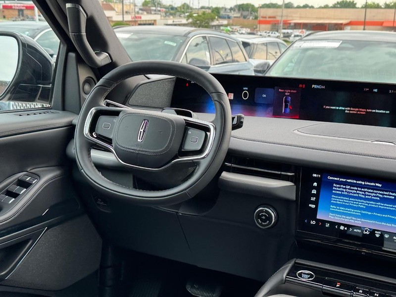 Lincoln Navigator L Vehicle Full-screen Gallery Image 17