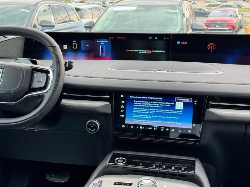 Lincoln Navigator L Vehicle Full-screen Gallery Image 18