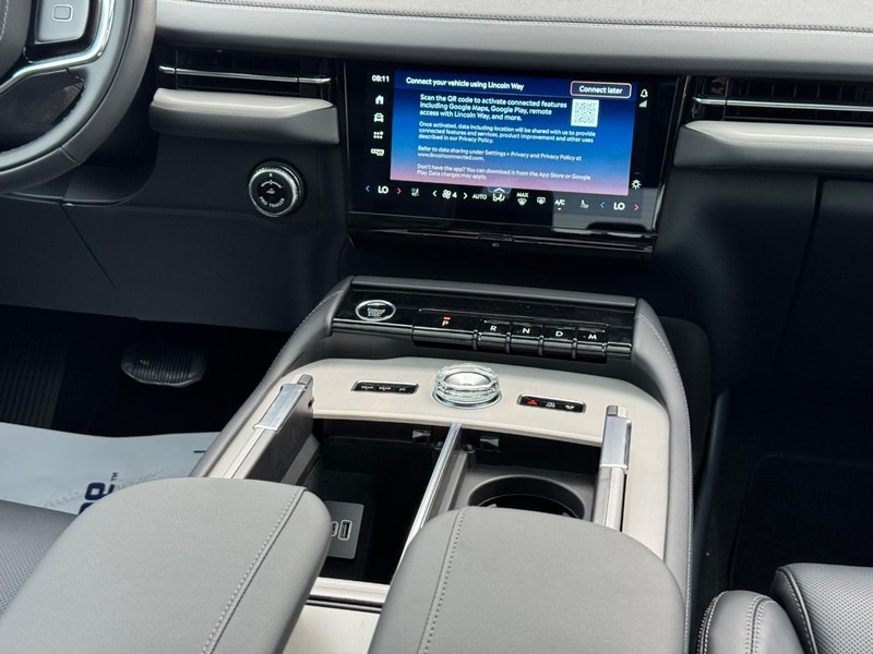 Lincoln Navigator L Vehicle Full-screen Gallery Image 19