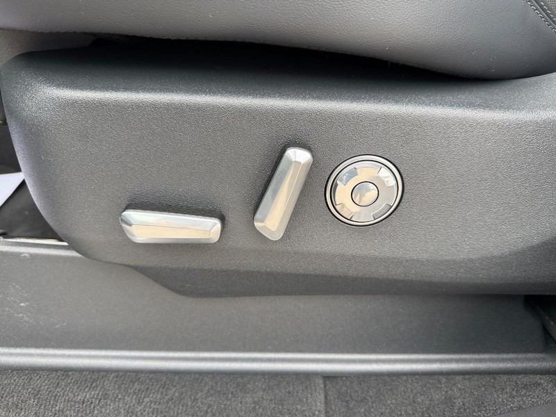 Lincoln Navigator L Vehicle Full-screen Gallery Image 20
