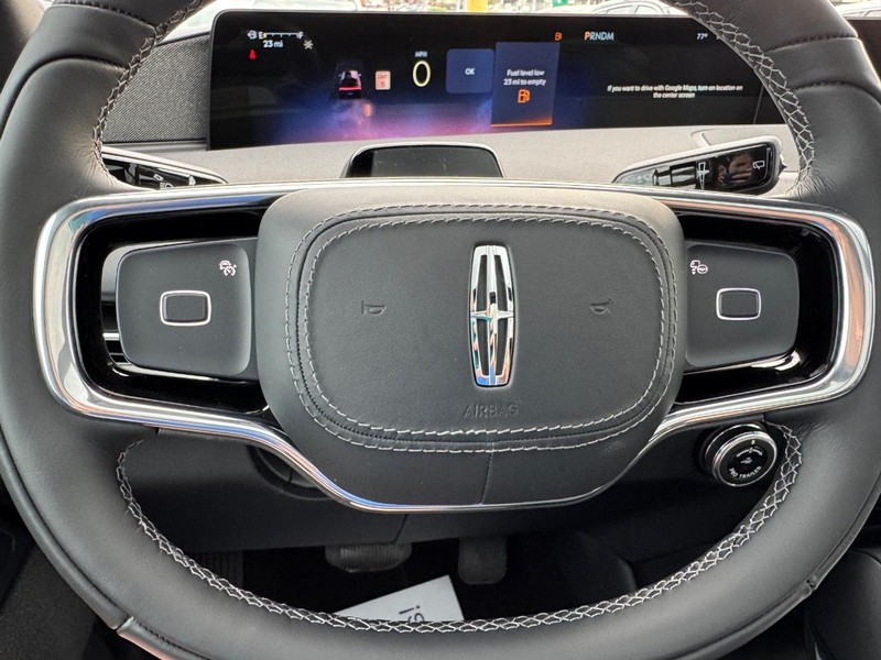 Lincoln Navigator L Vehicle Full-screen Gallery Image 22