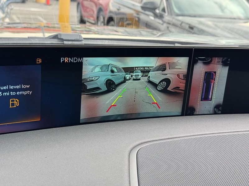 Lincoln Navigator L Vehicle Full-screen Gallery Image 26