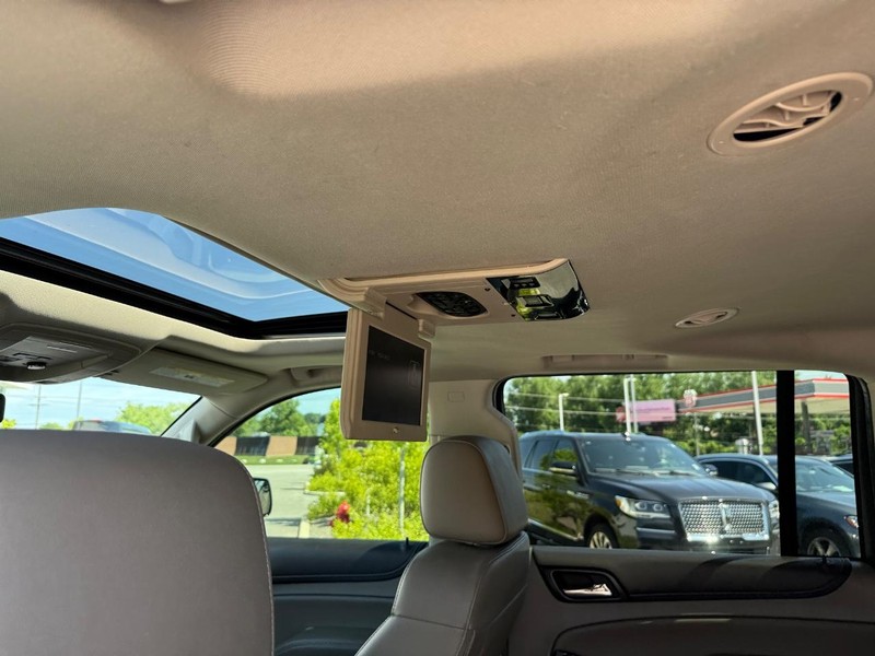 GMC Yukon XL Vehicle Full-screen Gallery Image 12