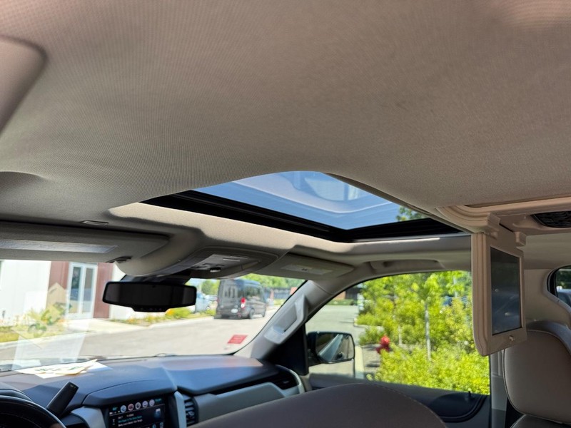 GMC Yukon XL Vehicle Full-screen Gallery Image 13