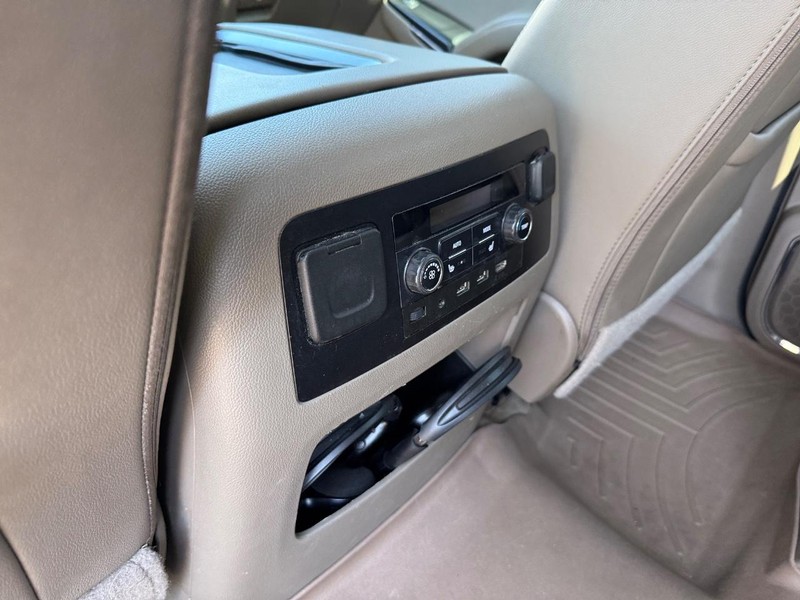 GMC Yukon XL Vehicle Full-screen Gallery Image 14