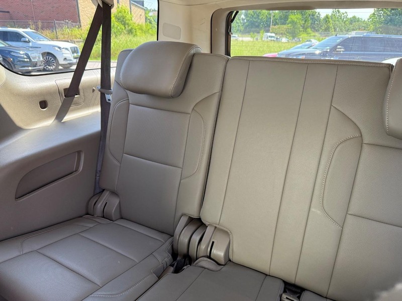 GMC Yukon XL Vehicle Full-screen Gallery Image 15