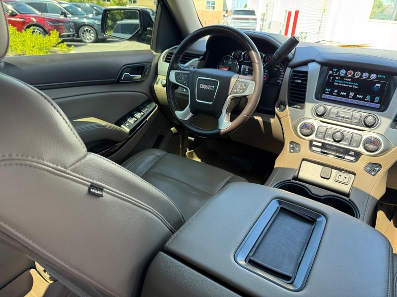 GMC Yukon XL Vehicle Full-screen Gallery Image 17