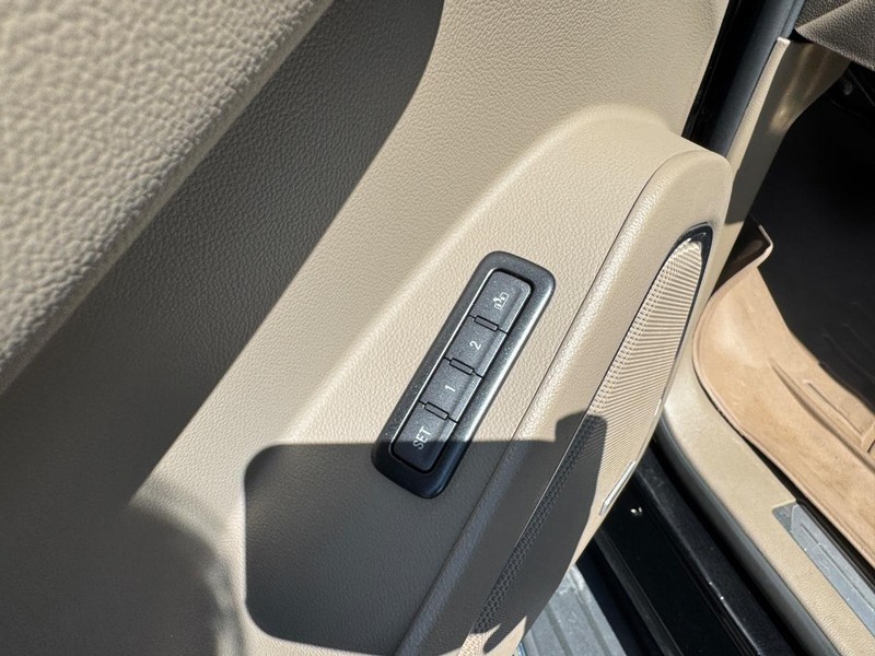 GMC Yukon XL Vehicle Full-screen Gallery Image 22