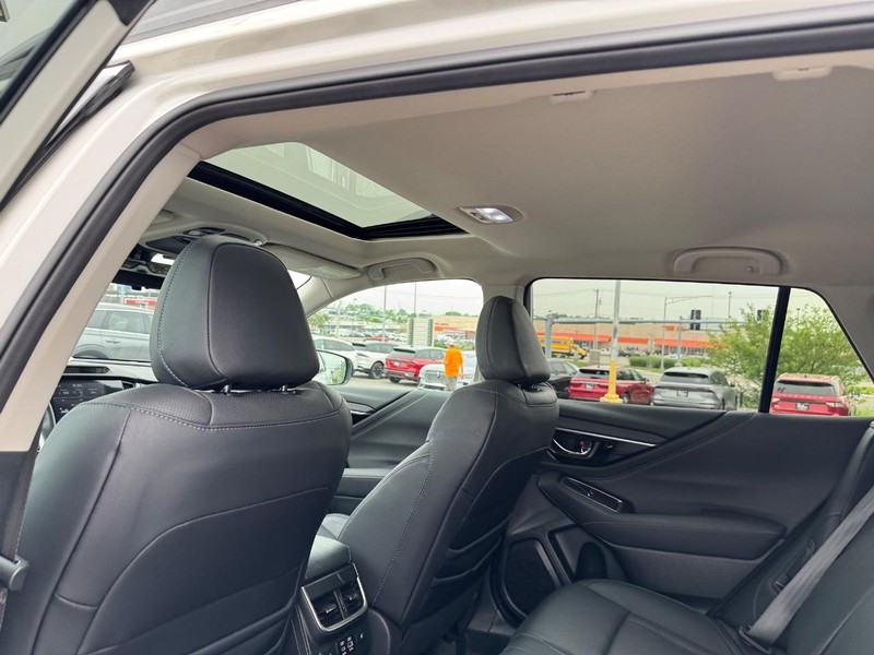 Subaru Outback Vehicle Full-screen Gallery Image 12