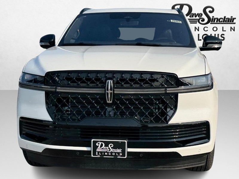 Lincoln Navigator Vehicle Full-screen Gallery Image 02