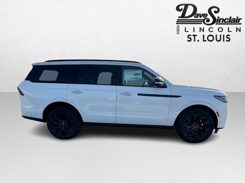 Lincoln Navigator Vehicle Full-screen Gallery Image 04