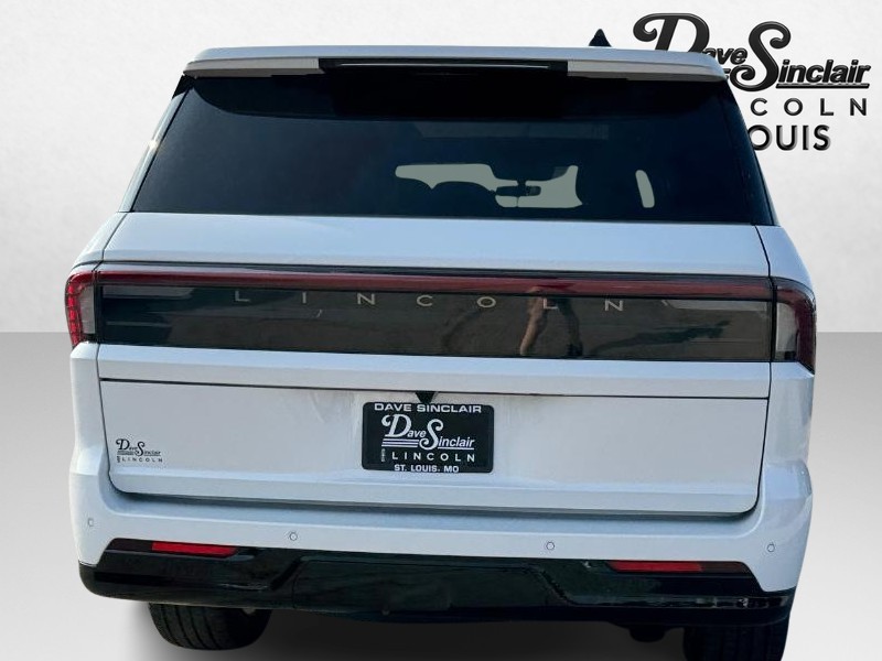 Lincoln Navigator Vehicle Full-screen Gallery Image 06