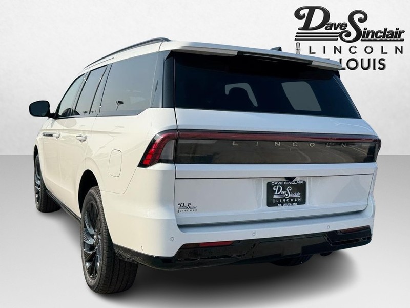 Lincoln Navigator Vehicle Full-screen Gallery Image 07
