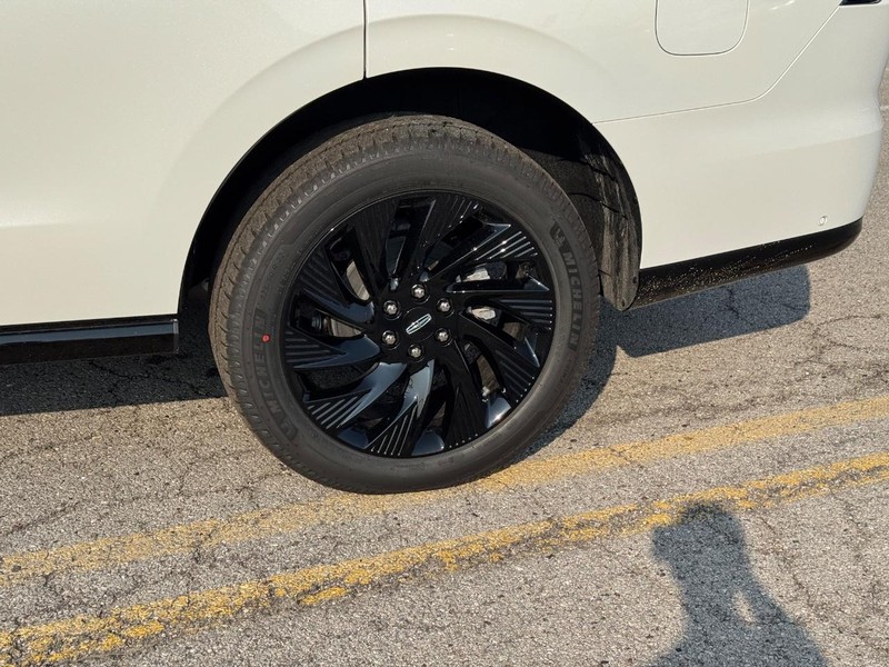 Lincoln Navigator Vehicle Full-screen Gallery Image 10