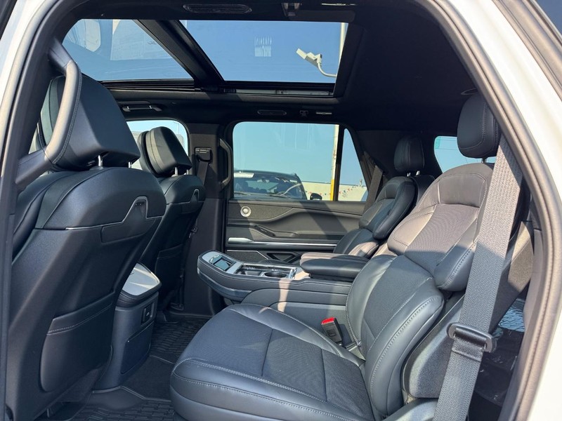 Lincoln Navigator Vehicle Full-screen Gallery Image 11
