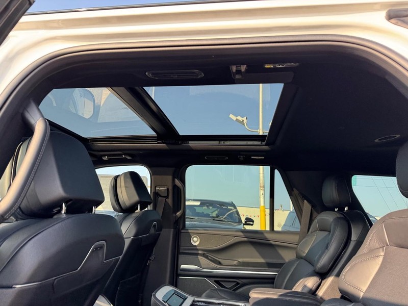 Lincoln Navigator Vehicle Full-screen Gallery Image 12