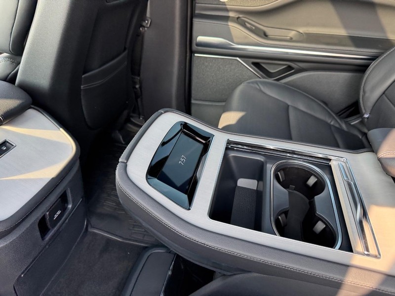 Lincoln Navigator Vehicle Full-screen Gallery Image 13