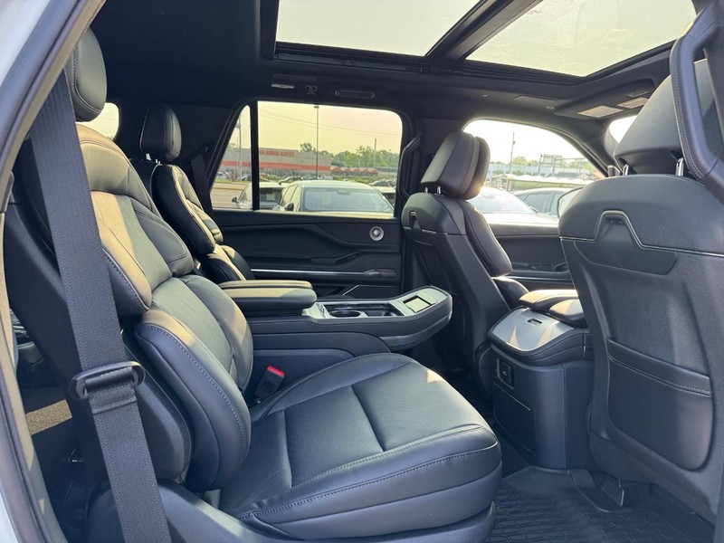 Lincoln Navigator Vehicle Full-screen Gallery Image 14