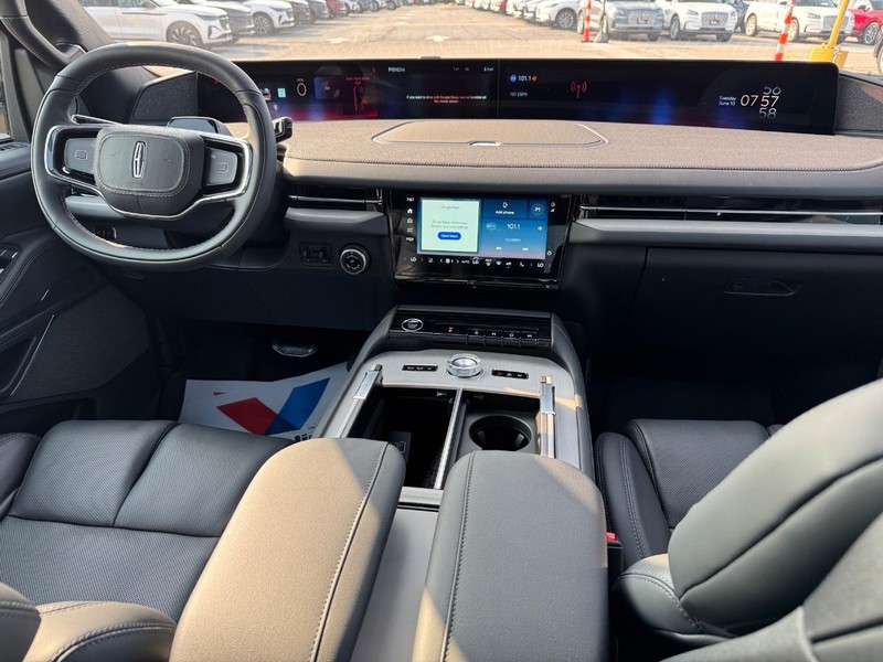 Lincoln Navigator Vehicle Full-screen Gallery Image 15