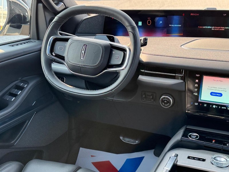 Lincoln Navigator Vehicle Full-screen Gallery Image 16