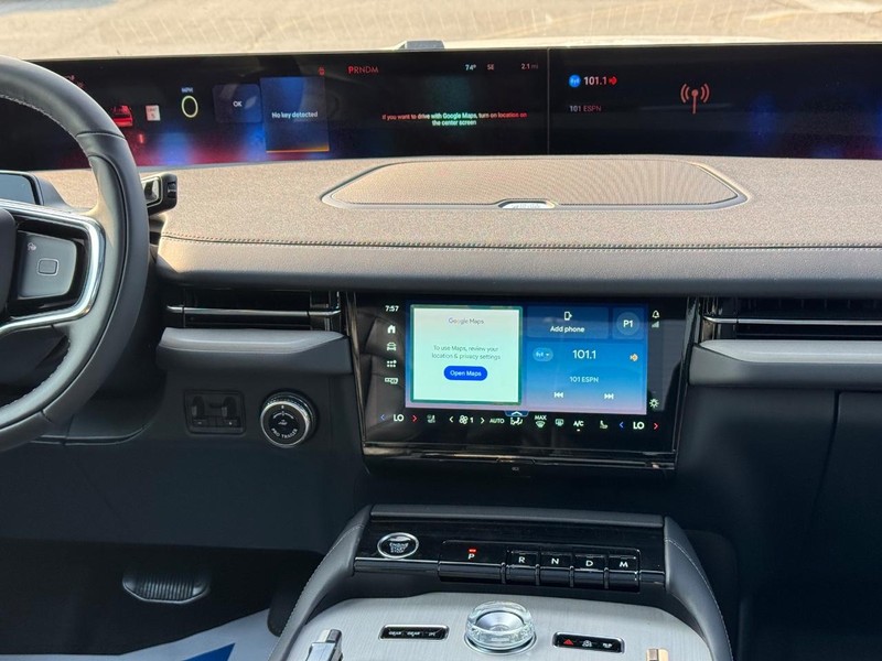 Lincoln Navigator Vehicle Full-screen Gallery Image 17