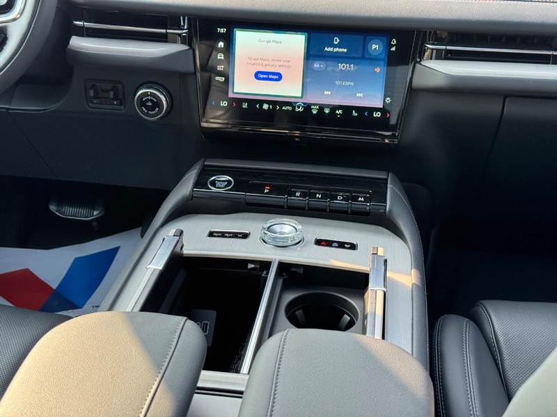 Lincoln Navigator Vehicle Full-screen Gallery Image 18