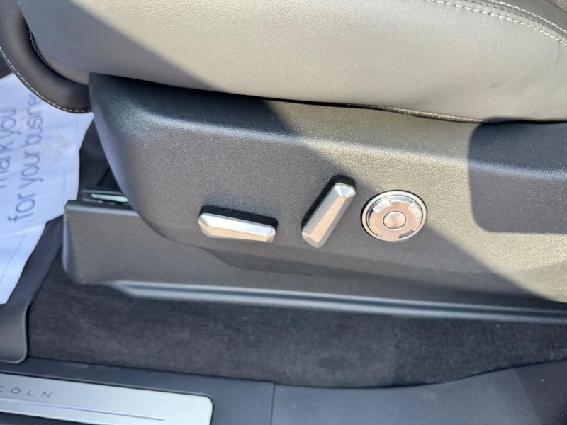 Lincoln Navigator Vehicle Full-screen Gallery Image 19