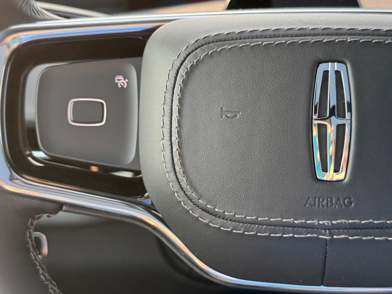 Lincoln Navigator Vehicle Full-screen Gallery Image 22