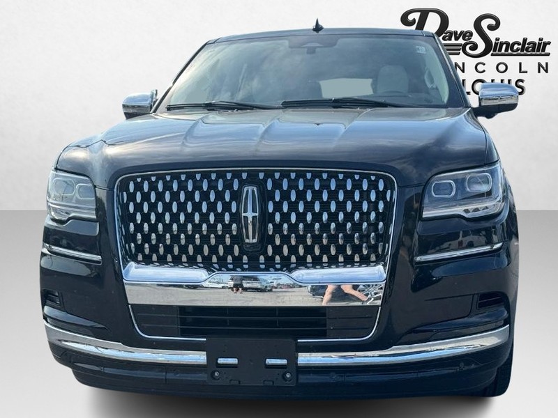 Lincoln Navigator L Vehicle Full-screen Gallery Image 02