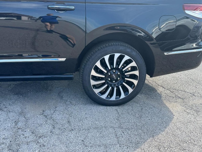 Lincoln Navigator L Vehicle Full-screen Gallery Image 10