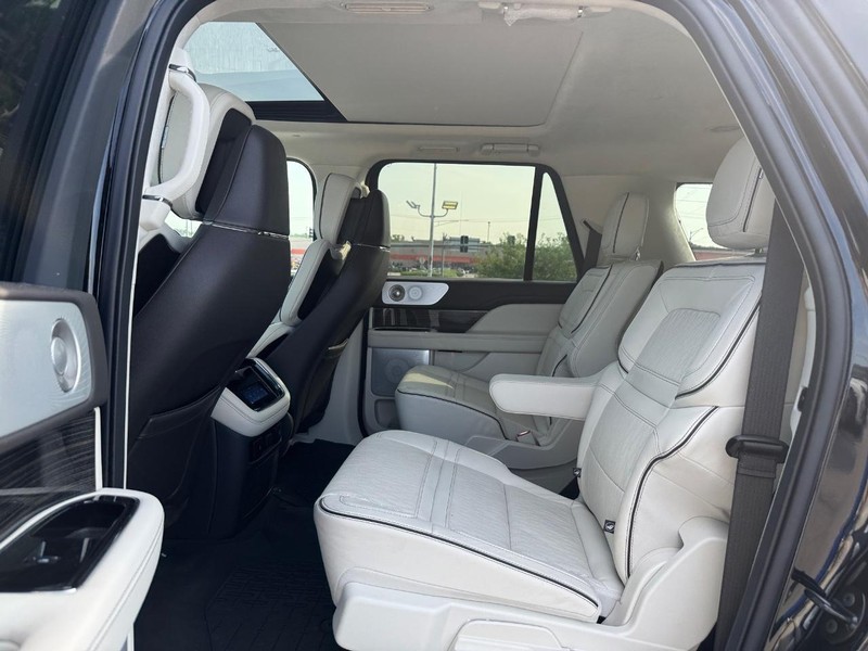 Lincoln Navigator L Vehicle Full-screen Gallery Image 11