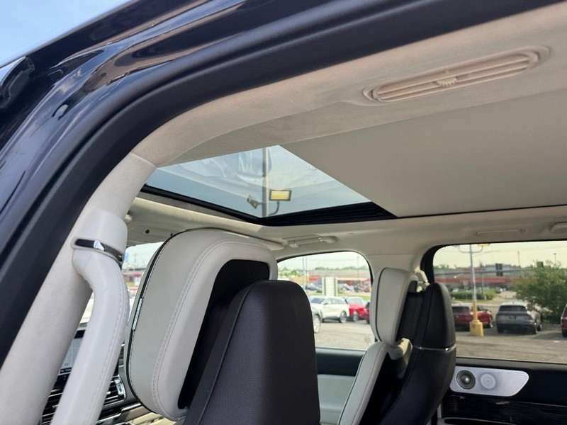 Lincoln Navigator L Vehicle Full-screen Gallery Image 12