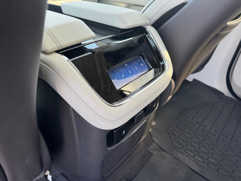 Lincoln Navigator L Vehicle Full-screen Gallery Image 13