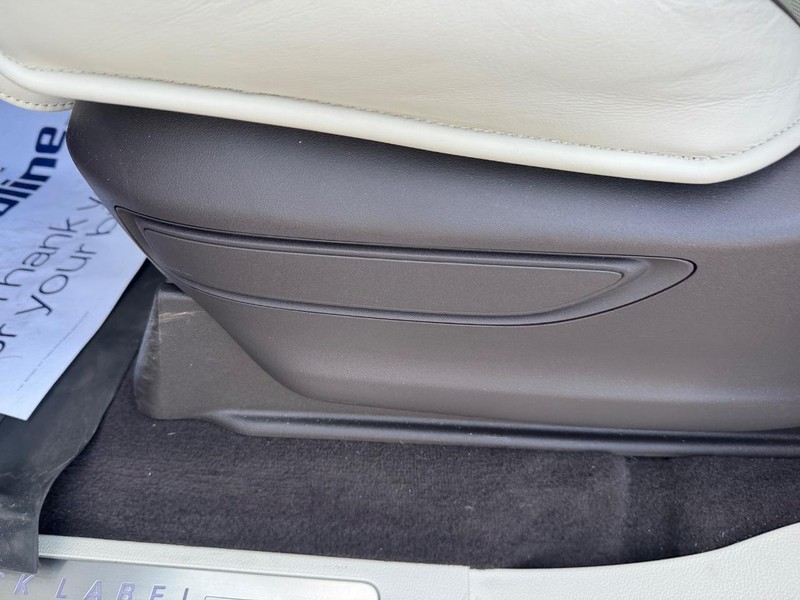 Lincoln Navigator L Vehicle Full-screen Gallery Image 15