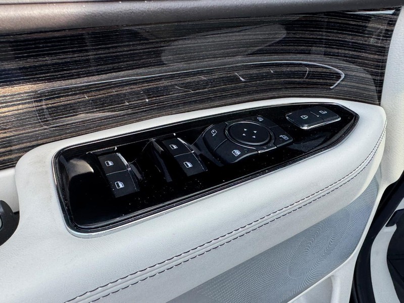 Lincoln Navigator L Vehicle Full-screen Gallery Image 16