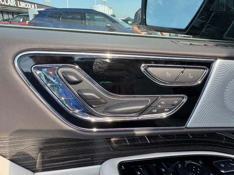 Lincoln Navigator L Vehicle Full-screen Gallery Image 17