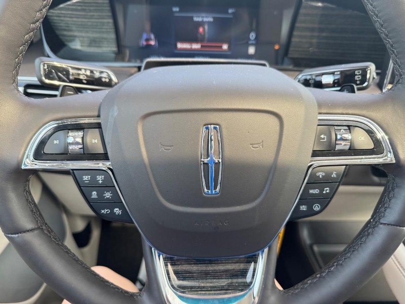 Lincoln Navigator L Vehicle Full-screen Gallery Image 18